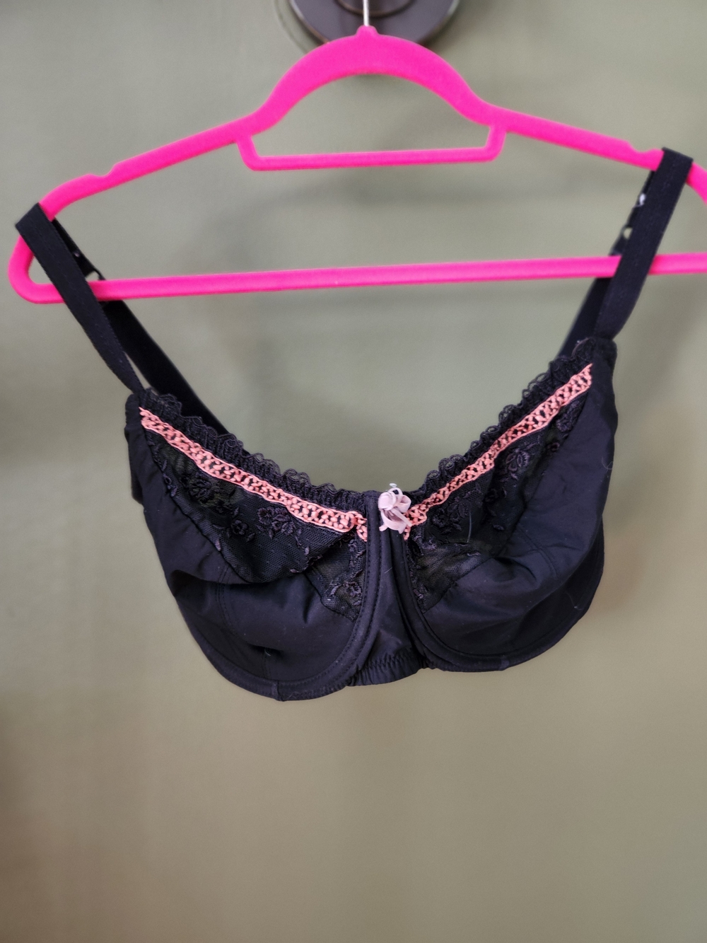 Black bra with pink details Size 32 J -